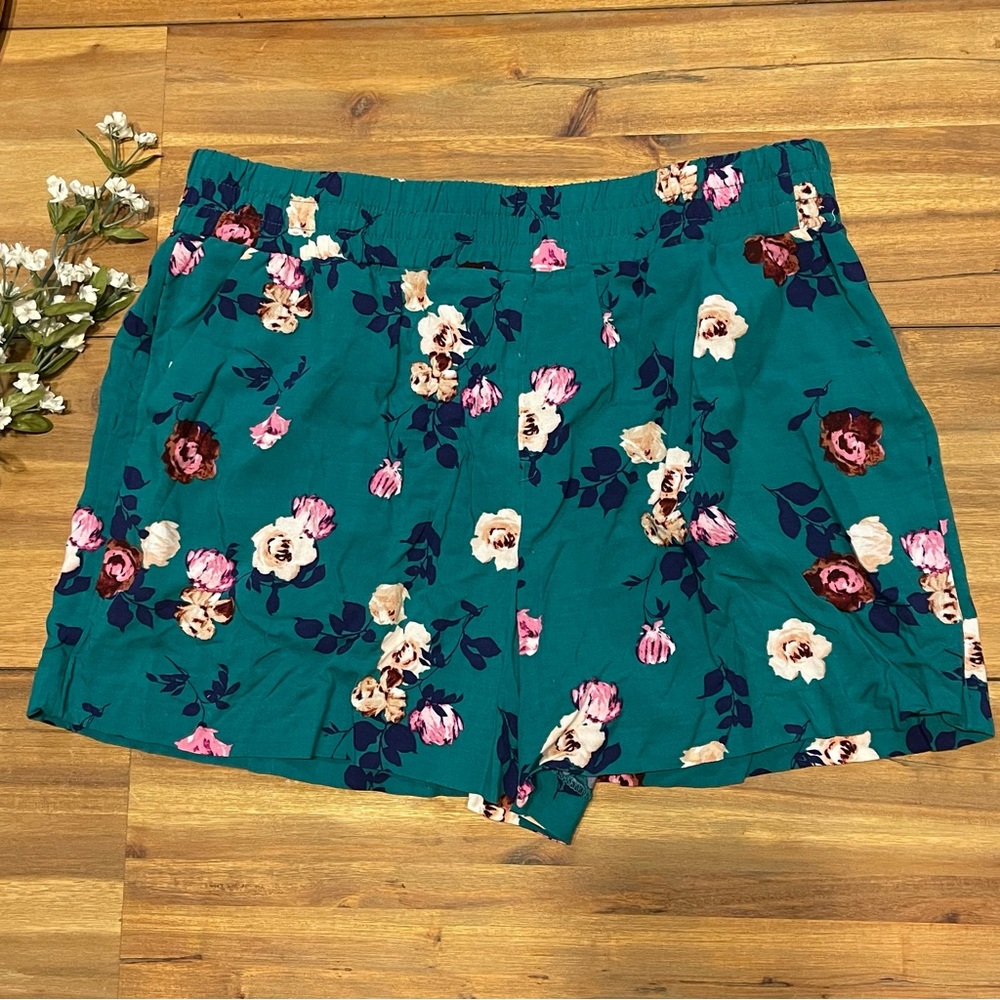 NWT! Womens Apt. 9 Shorts Green Floral Print shorts